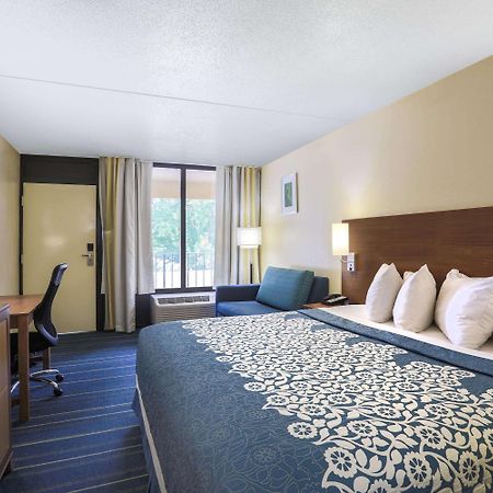 Days Inn By Wyndham Newark Wilmington Экстерьер фото