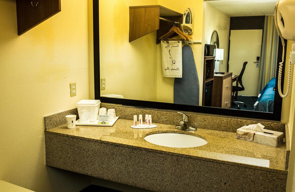 Days Inn By Wyndham Newark Wilmington Экстерьер фото