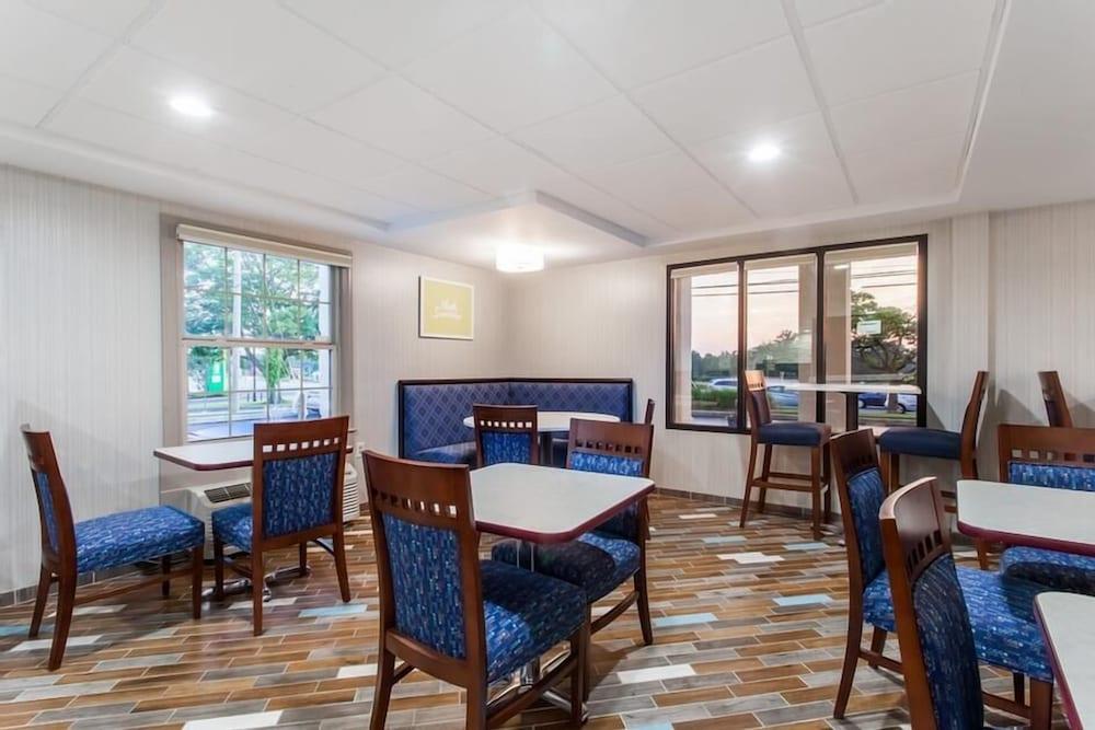 Days Inn By Wyndham Newark Wilmington Экстерьер фото