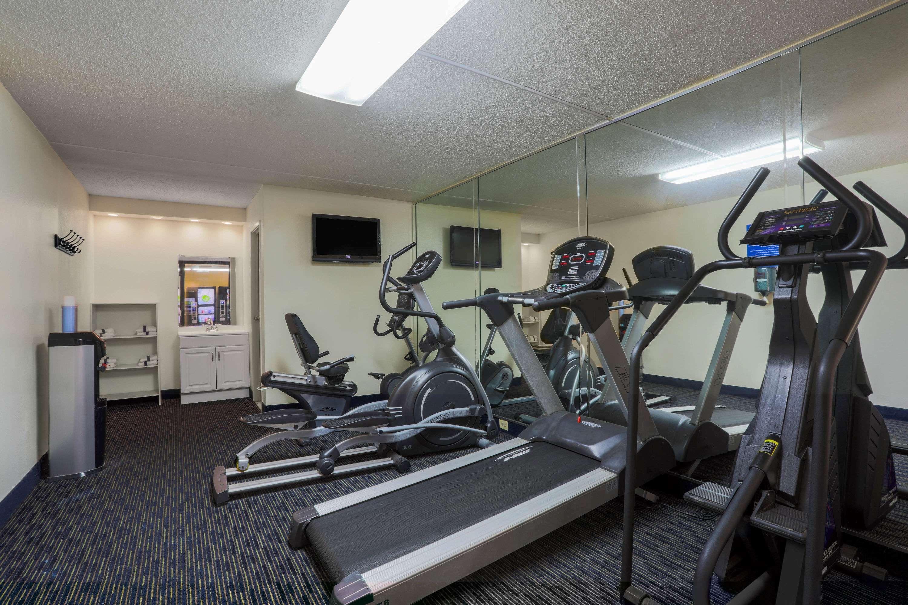 Days Inn By Wyndham Newark Wilmington Экстерьер фото