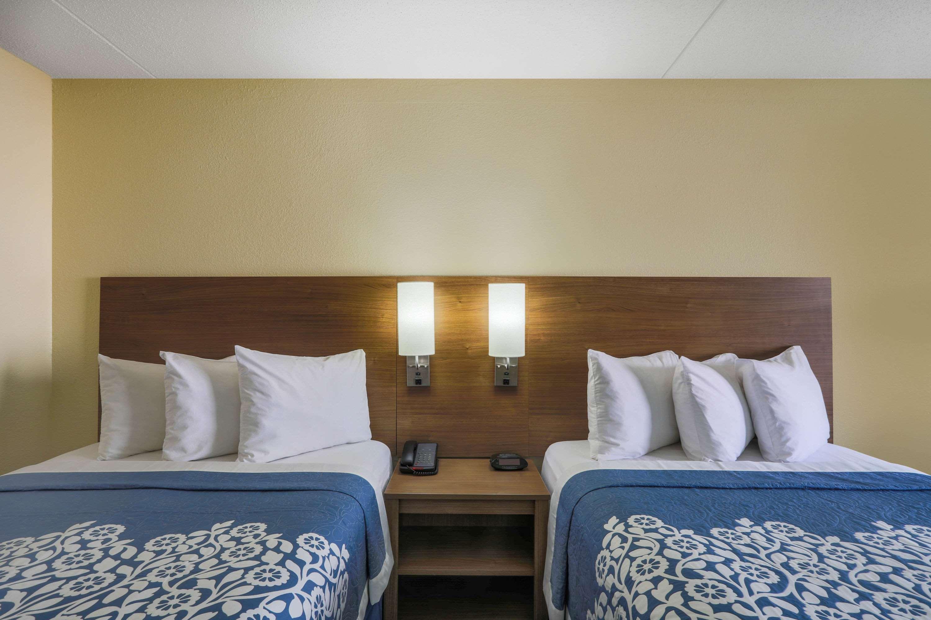 Days Inn By Wyndham Newark Wilmington Экстерьер фото