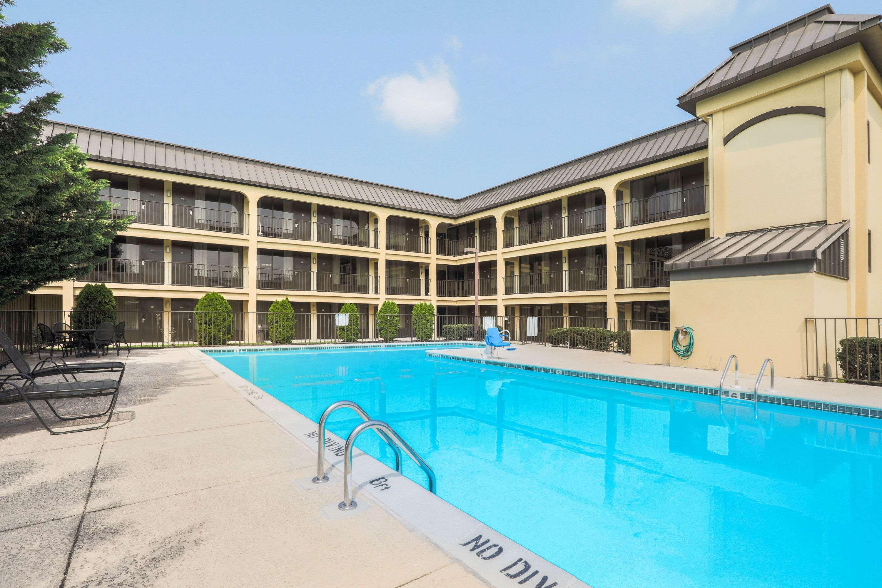 Days Inn By Wyndham Newark Wilmington Экстерьер фото