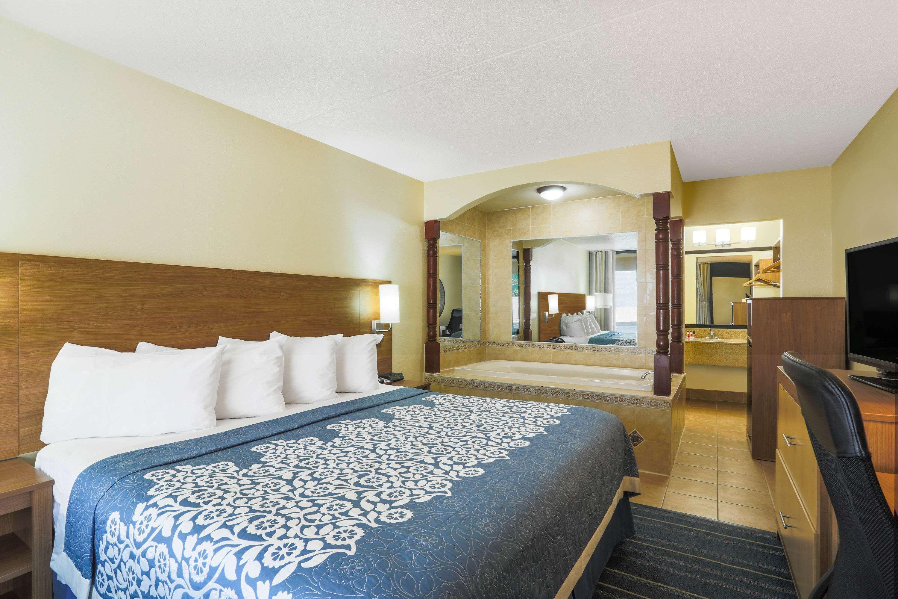 Days Inn By Wyndham Newark Wilmington Экстерьер фото