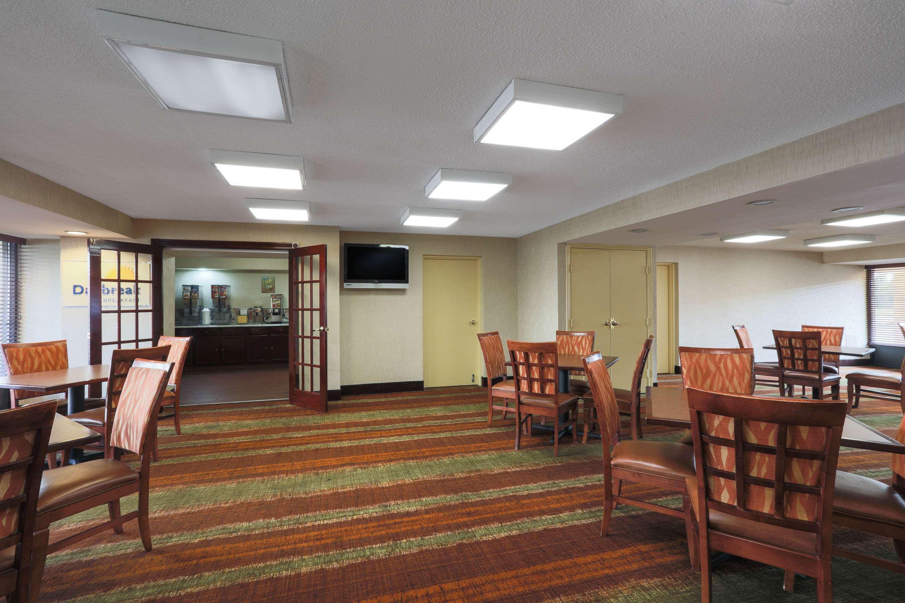 Days Inn By Wyndham Newark Wilmington Экстерьер фото