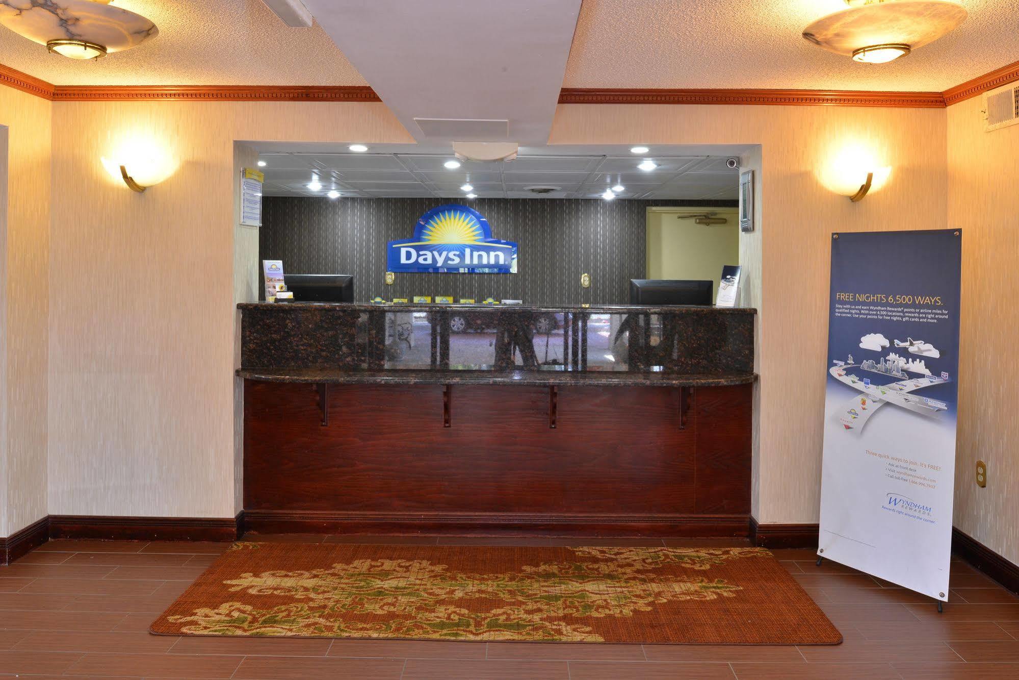 Days Inn By Wyndham Newark Wilmington Экстерьер фото