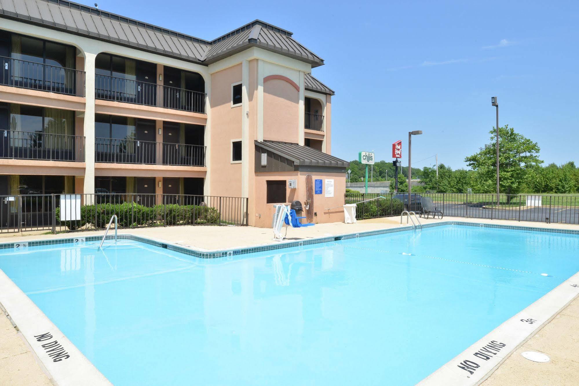 Days Inn By Wyndham Newark Wilmington Экстерьер фото