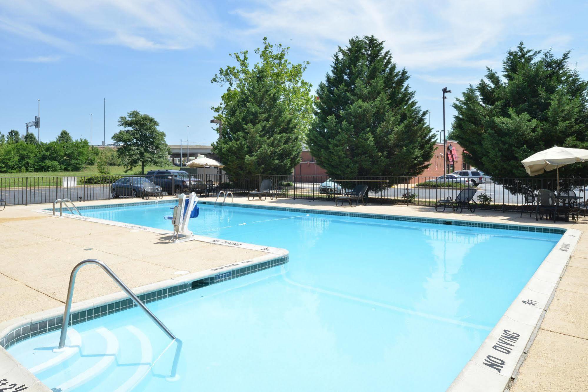 Days Inn By Wyndham Newark Wilmington Экстерьер фото