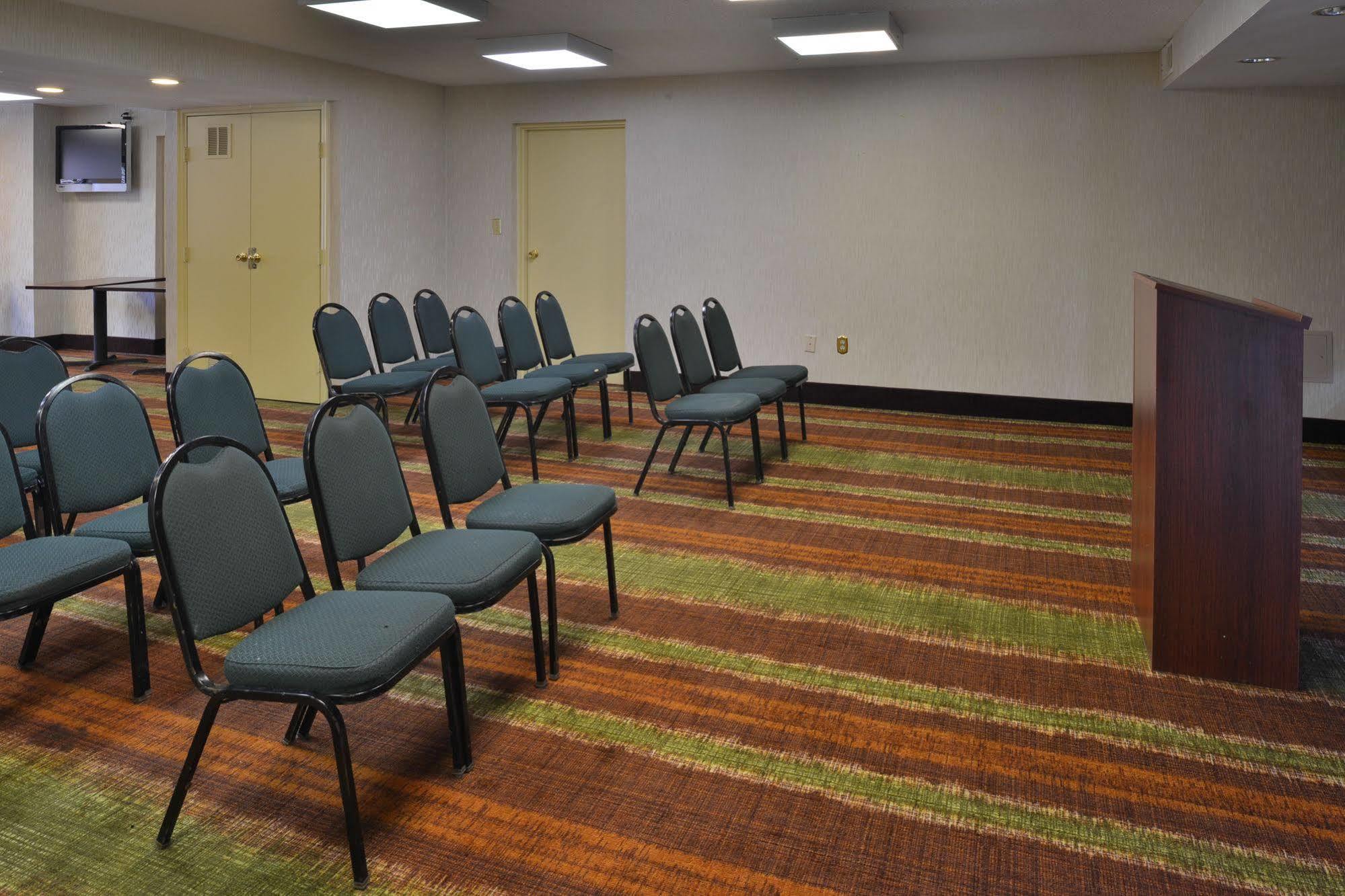 Days Inn By Wyndham Newark Wilmington Экстерьер фото