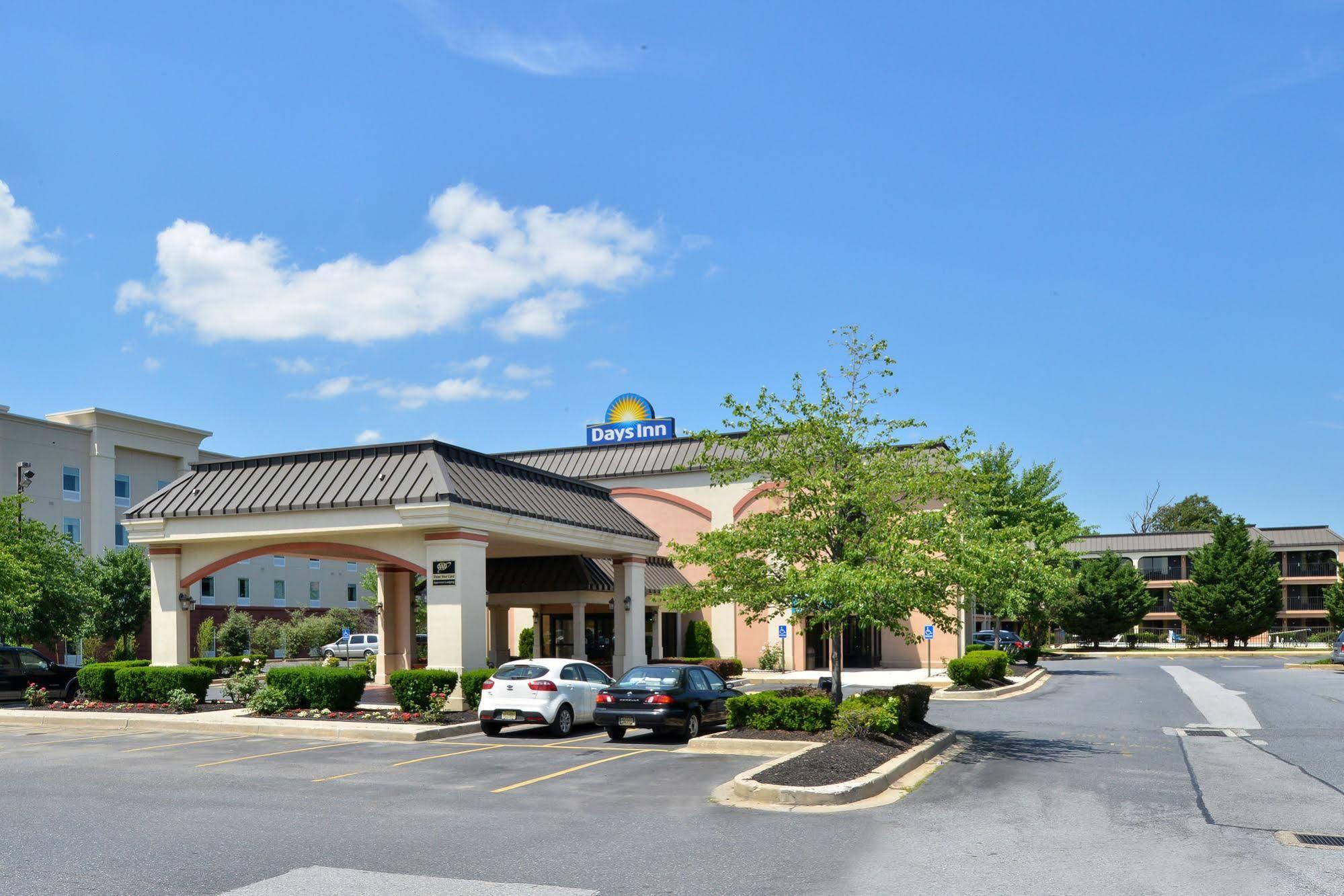 Days Inn By Wyndham Newark Wilmington Экстерьер фото