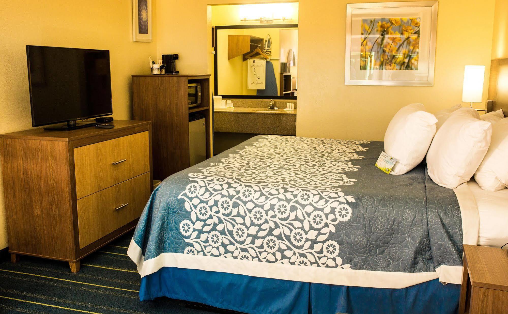 Days Inn By Wyndham Newark Wilmington Экстерьер фото