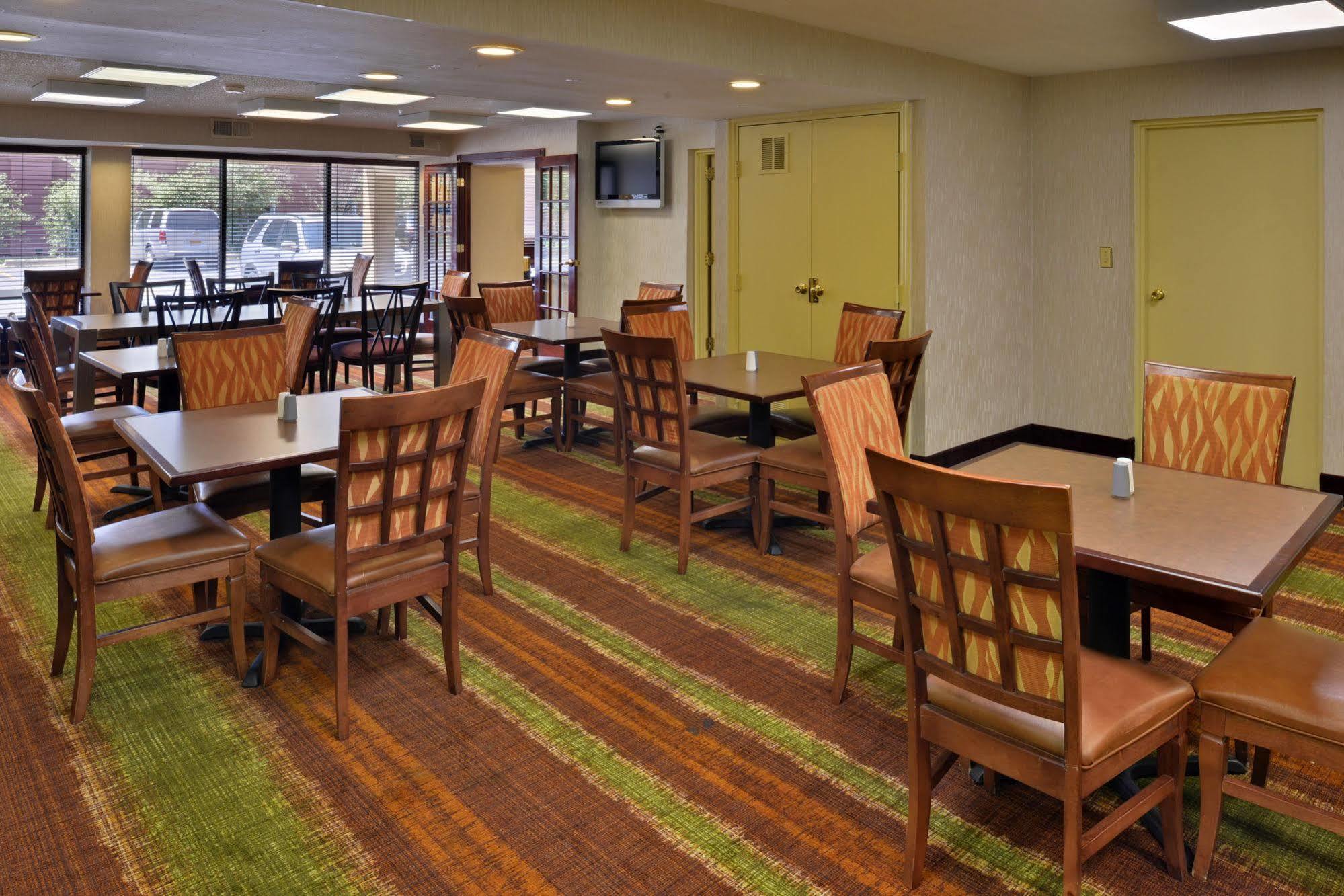 Days Inn By Wyndham Newark Wilmington Экстерьер фото