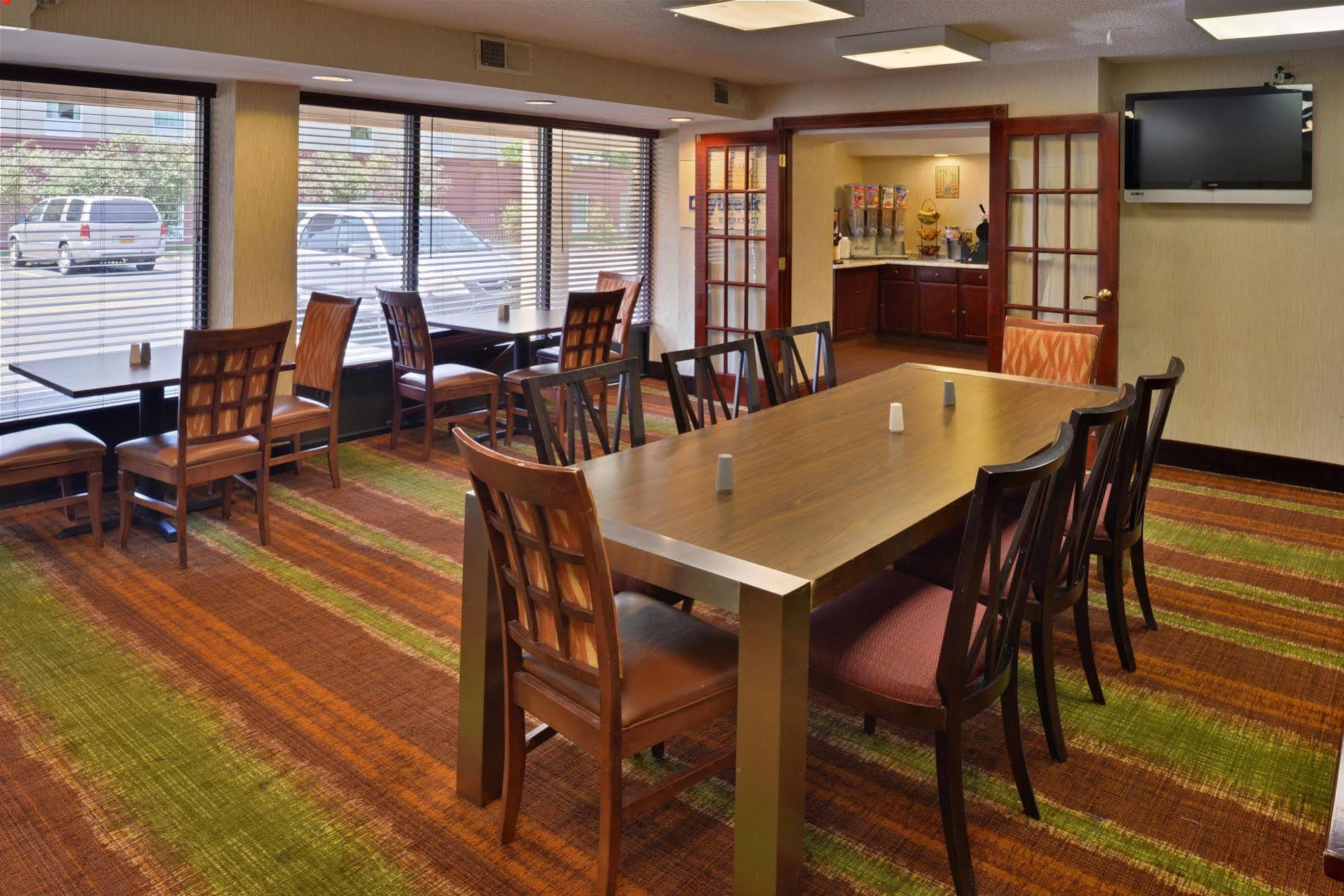 Days Inn By Wyndham Newark Wilmington Экстерьер фото
