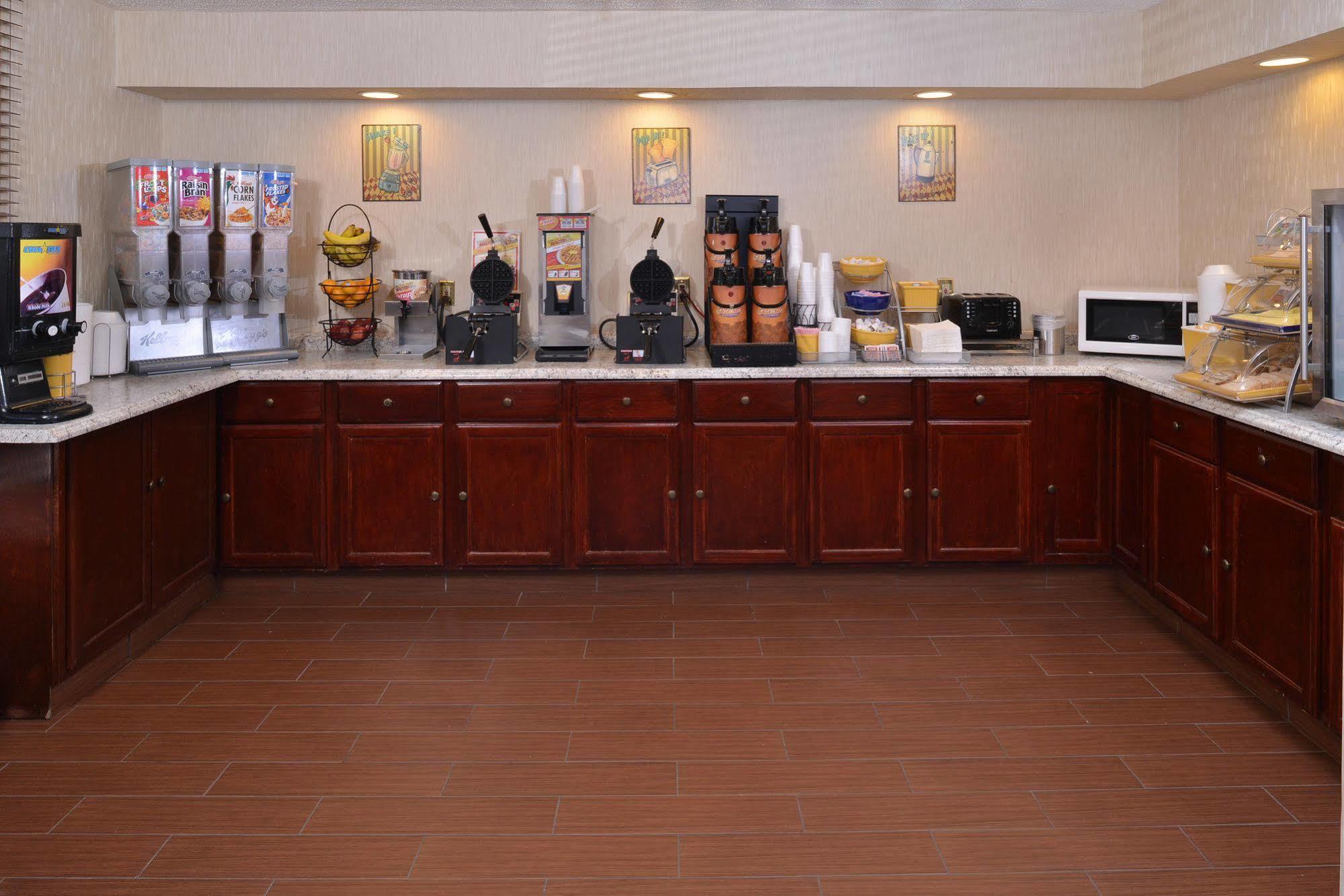 Days Inn By Wyndham Newark Wilmington Экстерьер фото