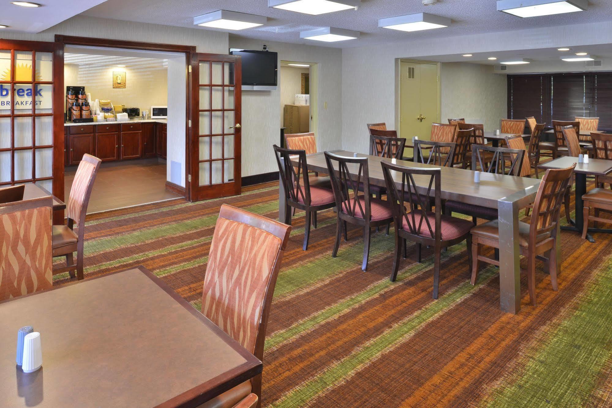 Days Inn By Wyndham Newark Wilmington Экстерьер фото