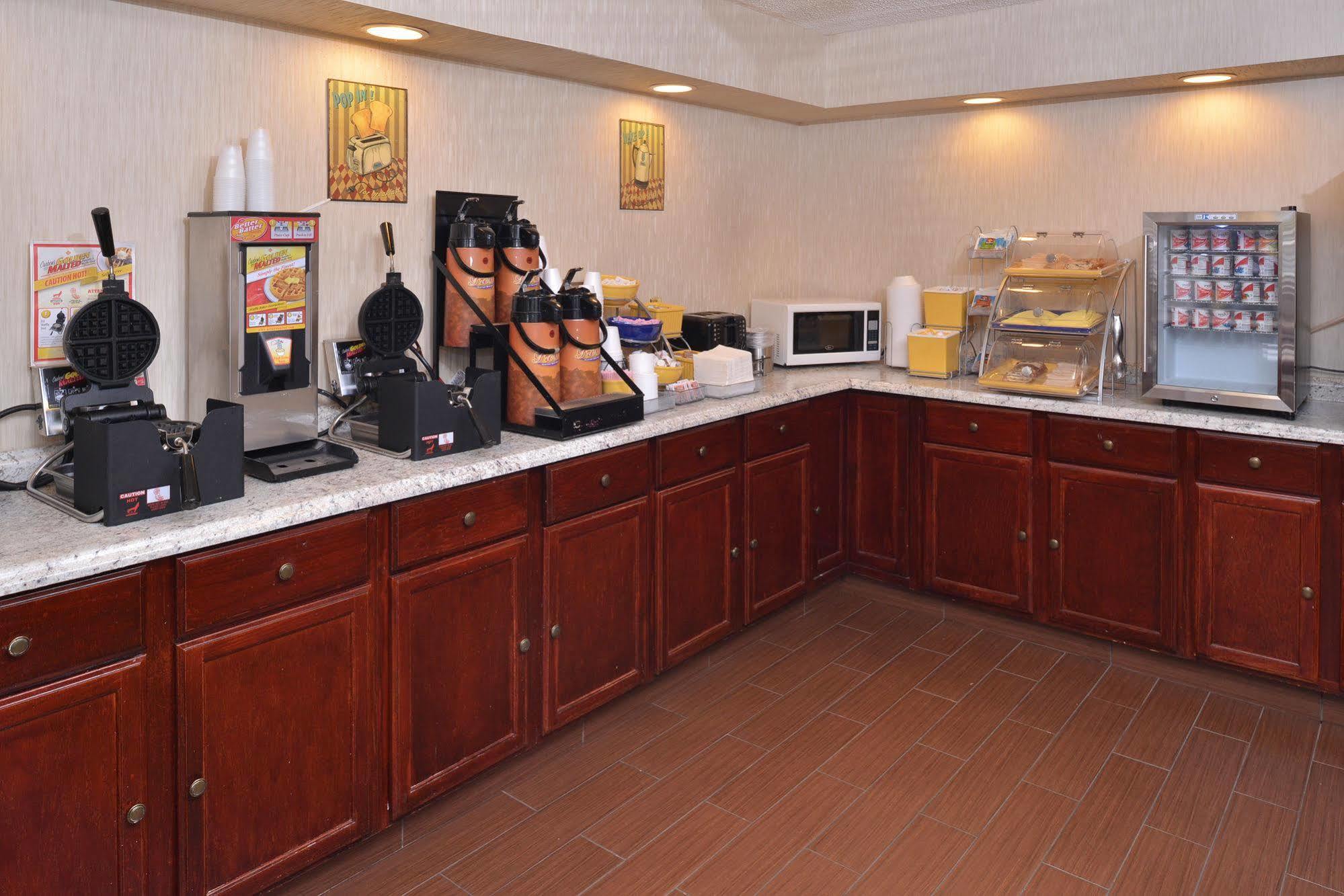 Days Inn By Wyndham Newark Wilmington Экстерьер фото