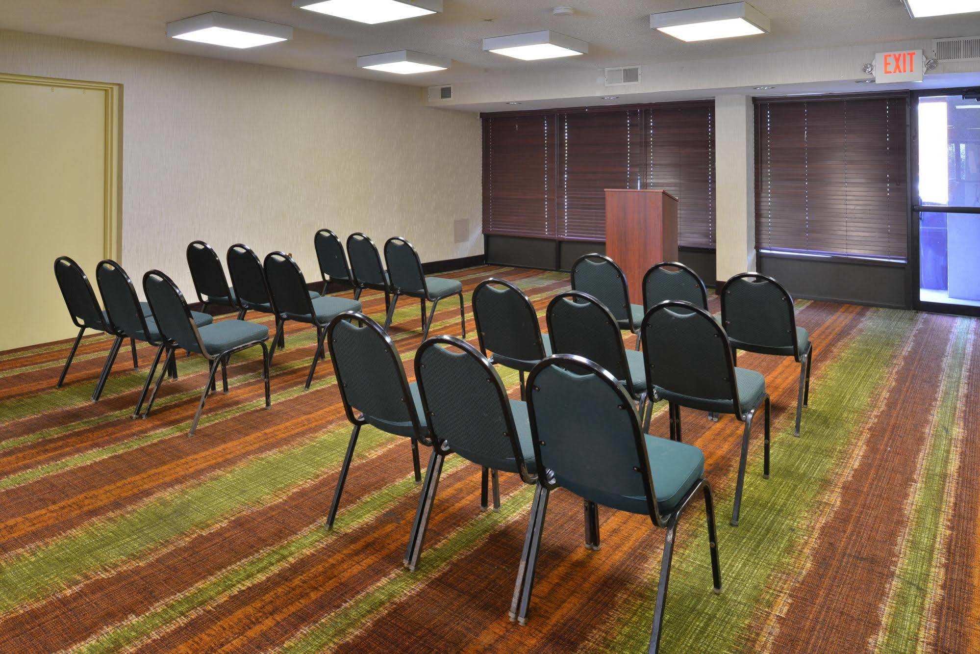 Days Inn By Wyndham Newark Wilmington Экстерьер фото