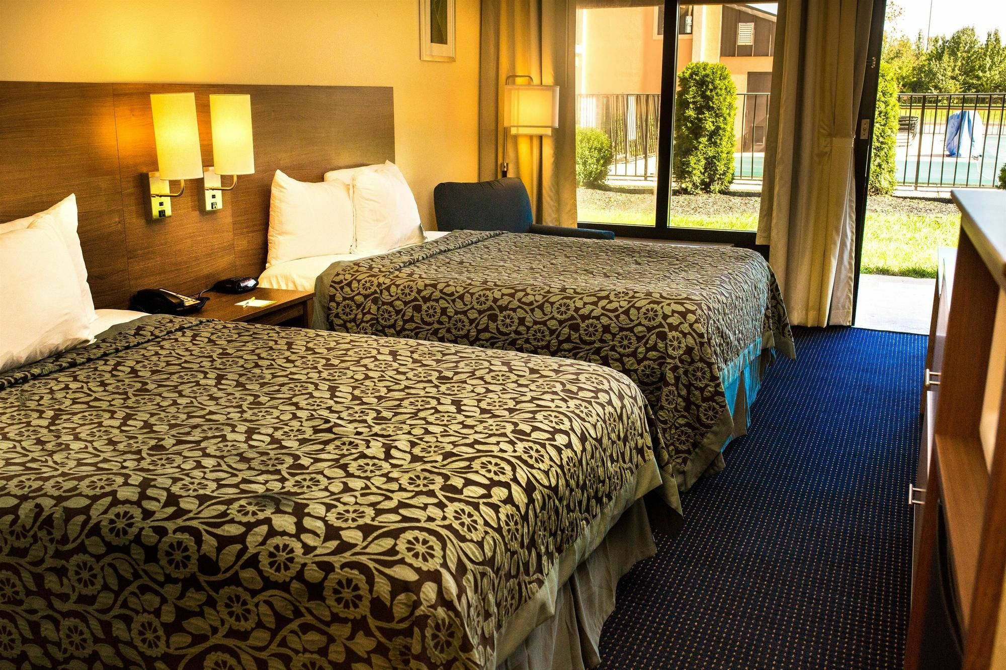Days Inn By Wyndham Newark Wilmington Экстерьер фото