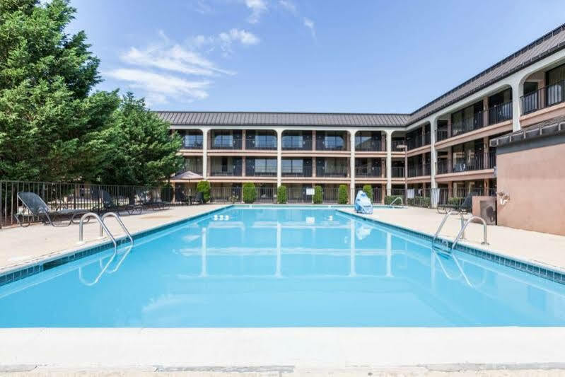 Days Inn By Wyndham Newark Wilmington Экстерьер фото