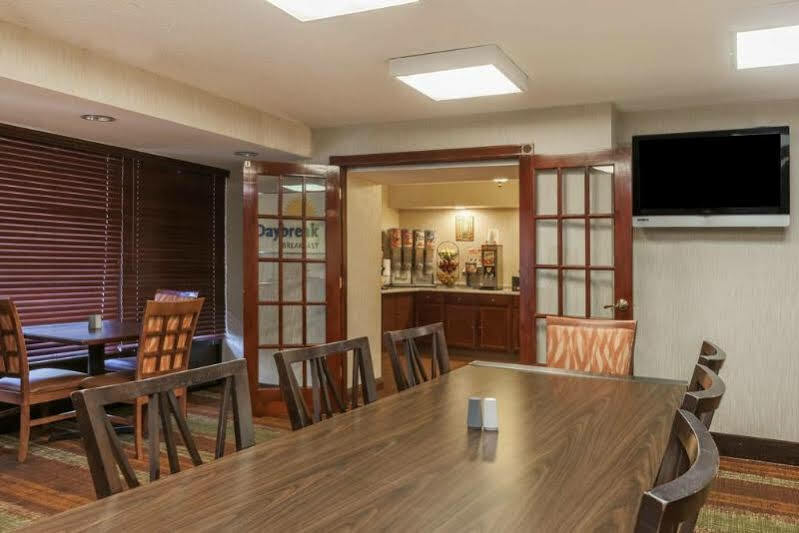 Days Inn By Wyndham Newark Wilmington Экстерьер фото