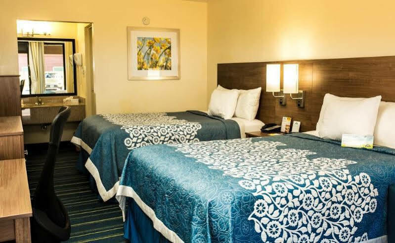 Days Inn By Wyndham Newark Wilmington Экстерьер фото