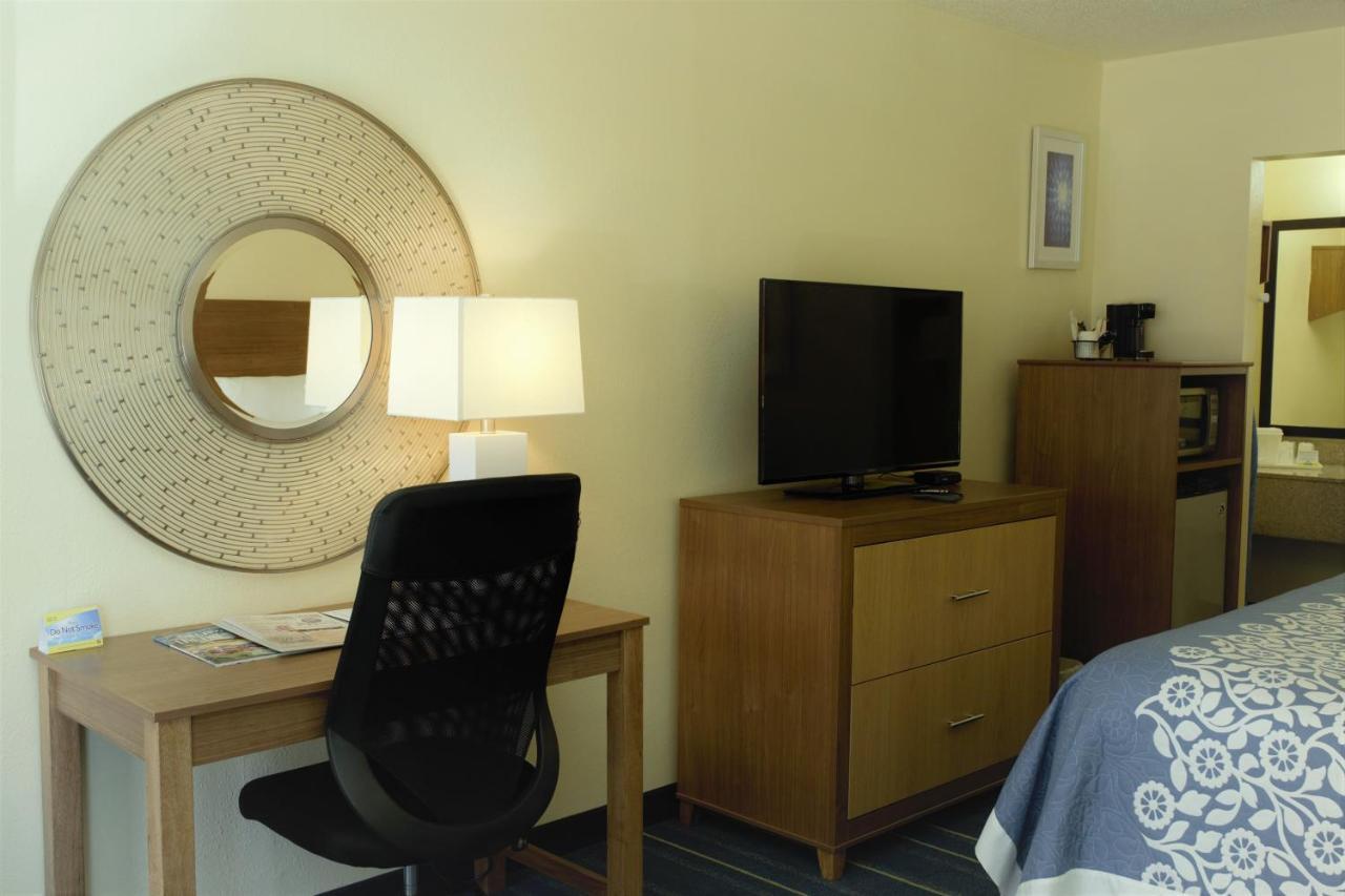 Days Inn By Wyndham Newark Wilmington Экстерьер фото