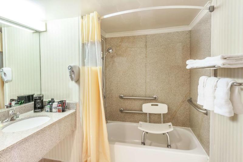 Days Inn By Wyndham Newark Wilmington Экстерьер фото