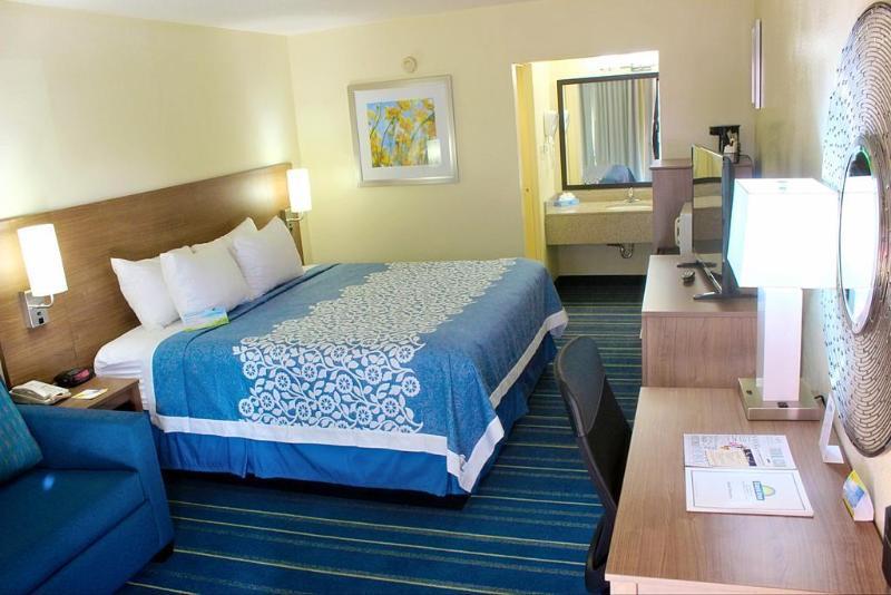 Days Inn By Wyndham Newark Wilmington Экстерьер фото